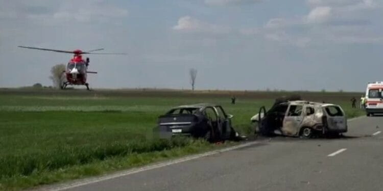 Tragedie pe șosea! O femeie de 72 de ani a murit după ce două mașini s-au izbit și au luat foc
