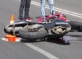 Accident grav! Doi adolescenți răniți după ce o motocicletă a fost izbită și proiectată într-un TIR!
