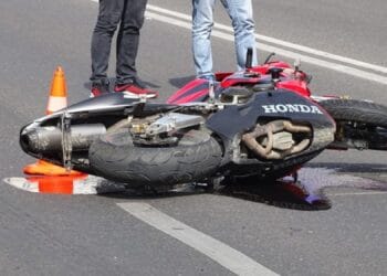 Accident grav! Doi adolescenți răniți după ce o motocicletă a fost izbită și proiectată într-un TIR!
