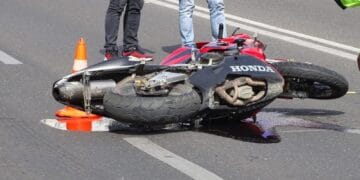 Accident grav! Doi adolescenți răniți după ce o motocicletă a fost izbită și proiectată într-un TIR!