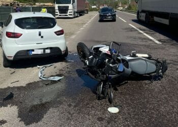 Impact violent! Motociclist și două pasagere, răniți după o manevră greșită