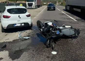 Impact violent! Motociclist și două pasagere, răniți după o manevră greșită