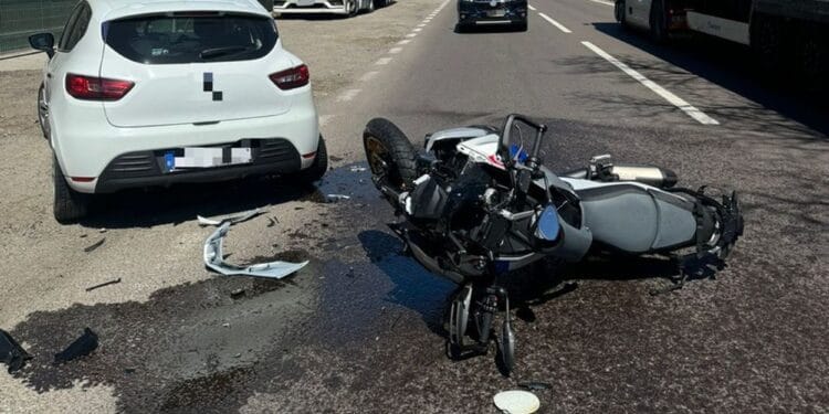 Impact violent! Motociclist și două pasagere, răniți după o manevră greșită