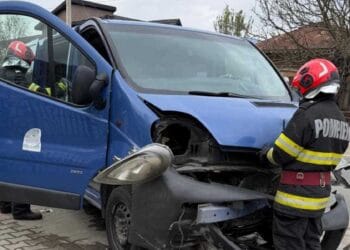 Plan Roșu activat ! Accident grav cu microbuz și trei mașini. O femeie, preluată de elicopterul SMURD