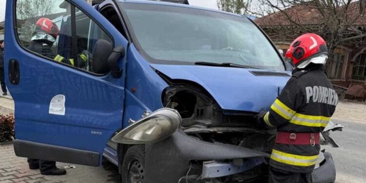 Plan Roșu activat ! Accident grav cu microbuz și trei mașini. O femeie, preluată de elicopterul SMURD