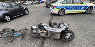 Accident! Biciclist și motociclist răniți după o traversare pe roșu
