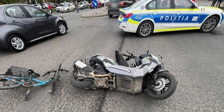 Accident! Biciclist și motociclist răniți după o traversare pe roșu