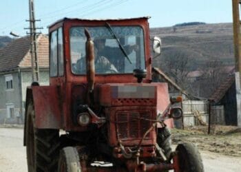 Accident șocant! Beat, fără permis și cu tractor neînmatriculat a accidentat o femeie. Victima a ajuns la spital
