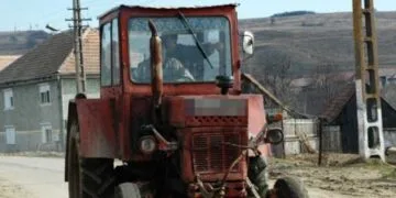 Accident șocant! Beat, fără permis și cu tractor neînmatriculat a accidentat o femeie. Victima a ajuns la spital