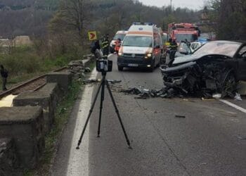 Impact devastator! Femeie însărcinată, resuscitată după un accident cumplit. Trafic rutier și feroviar paralizat
