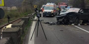 Impact devastator! Femeie însărcinată, resuscitată după un accident cumplit. Trafic rutier și feroviar paralizat