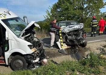 Accident grav! 8 răniți după o depășire riscantă, șofer de microbuz prins băut la volan!
