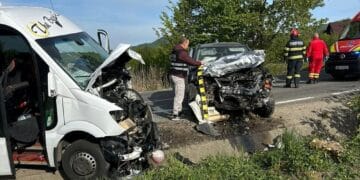 Accident grav! 8 răniți după o depășire riscantă, șofer de microbuz prins băut la volan!
