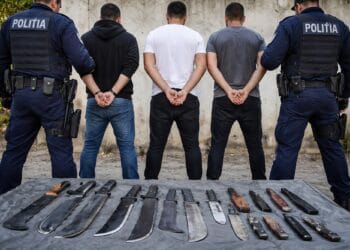 Trei bărbați arestați preventiv după o bătaie în plină stradă! Arme albe descoperite la percheziții