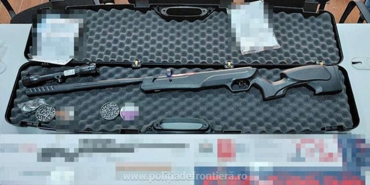Armă și muniție, descoperite la control! Colet suspect interceptat de polițiști