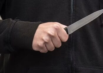 Atac cu cuțitul în plină stradă! Tânăr de 20 de ani, dus de urgență la spital. Agresorul, reținut