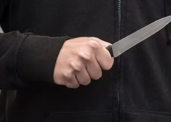 Atac cu cuțitul în plină stradă! Tânăr de 20 de ani, dus de urgență la spital. Agresorul, reținut