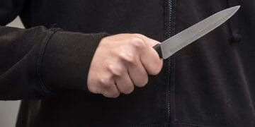 Atac cu cuțitul în plină stradă! Tânăr de 20 de ani, dus de urgență la spital. Agresorul, reținut