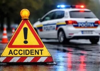 Accident în lanț! Două persoane rănite după impactul dintre trei mașini