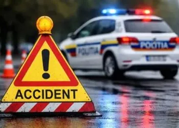Accident în lanț! Două persoane rănite după impactul dintre trei mașini