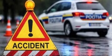 Accident în lanț! Două persoane rănite după impactul dintre trei mașini