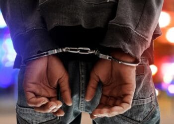 Scene violente pe terasa unui local! Femeie lovită în cap, agresor băut urmărit ca-n filme și oprit după ce a intrat cu mașina într-un gard