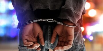 Scene violente pe terasa unui local! Femeie lovită în cap, agresor băut urmărit ca-n filme și oprit după ce a intrat cu mașina într-un gard