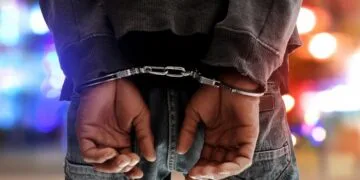 Scene violente pe terasa unui local! Femeie lovită în cap, agresor băut urmărit ca-n filme și oprit după ce a intrat cu mașina într-un gard