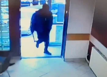 Scene de groază într-un local. Bărbat cu toporul, imobilizat în ultima clipă. A fost reținut de polițiști!