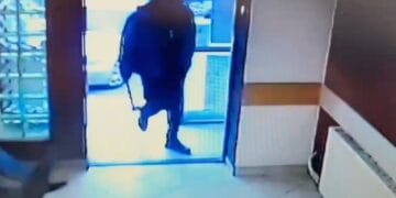 Scene de groază într-un local. Bărbat cu toporul, imobilizat în ultima clipă. A fost reținut de polițiști!