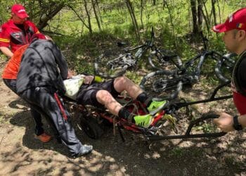 Intervenție contracronometru! Ciclist rănit grav, recuperat dintr-o zonă dificilă de salvamontiști