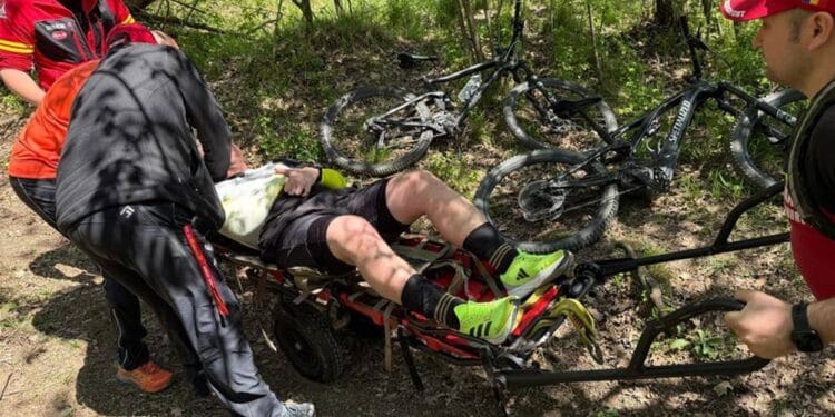Intervenție contracronometru! Ciclist rănit grav, recuperat dintr-o zonă dificilă de salvamontiști