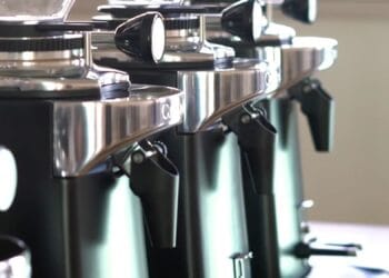 Cum previi supraîncălzirea în râșnițele de cafea profesionale în orele de vârf și cum afectează gustul espresso-ului