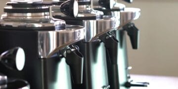 Cum previi supraîncălzirea în râșnițele de cafea profesionale în orele de vârf și cum afectează gustul espresso-ului