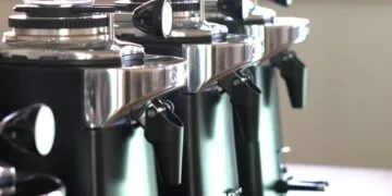 Cum previi supraîncălzirea în râșnițele de cafea profesionale în orele de vârf și cum afectează gustul espresso-ului