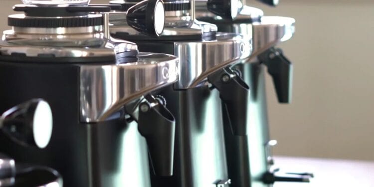 Cum previi supraîncălzirea în râșnițele de cafea profesionale în orele de vârf și cum afectează gustul espresso-ului