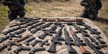 Arme ascunse după pietre, pe marginea drumului: rețea destructurată, trei bărbați trimiși în judecată