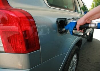 Guvernul încearcă să țină în frâu scumpirile la carburanți. Ilie Bolojan: „Nu putem opri criza, doar să limităm efectele”