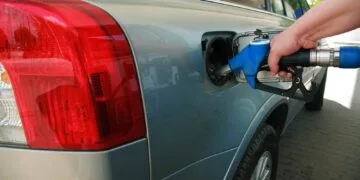 Guvernul încearcă să țină în frâu scumpirile la carburanți. Ilie Bolojan: „Nu putem opri criza, doar să limităm efectele”