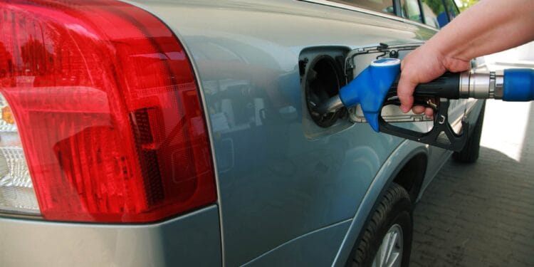 Guvernul încearcă să țină în frâu scumpirile la carburanți. Ilie Bolojan: „Nu putem opri criza, doar să limităm efectele”