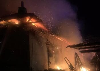 Erou în Săptămâna Mare! Un polițist a salvat o bătrână dintr-o casă cuprinsă de flăcări!