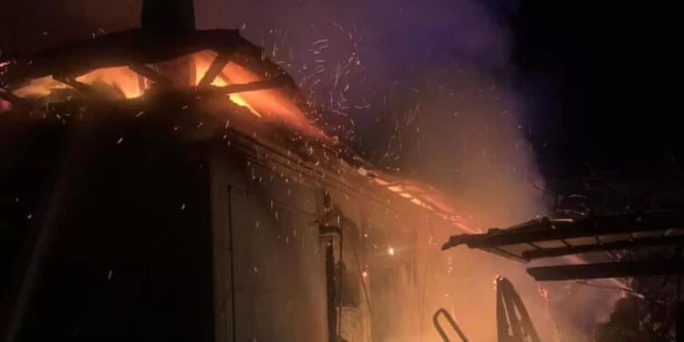 Erou în Săptămâna Mare! Un polițist a salvat o bătrână dintr-o casă cuprinsă de flăcări!