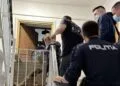 Descoperire șocantă! 25 de câini salvați dintr-un apartament insalubru după un incendiu. Animalele erau bolnave și ținute fără hrană