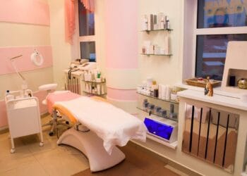 Anchetă de urgență după moartea unei paciente: Control la cabinetul unde o femeie a intrat în comă după o procedură estetică