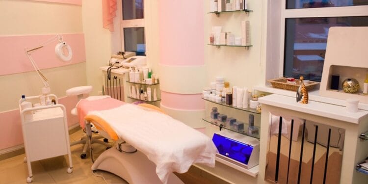 Anchetă de urgență după moartea unei paciente: Control la cabinetul unde o femeie a intrat în comă după o procedură estetică