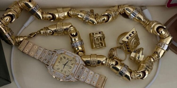 Doi bărbați arestați pentru trafic de droguri de mare risc! Sume importante de bani și substanțe interzise, ridicate de anchetatori!