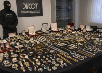 Bijuterii de 250.000 de euro, dispărute după o percheziție DIICOT! Semnătură falsificată, dar cazul s-a prescris