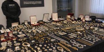 Bijuterii de 250.000 de euro, dispărute după o percheziție DIICOT! Semnătură falsificată, dar cazul s-a prescris