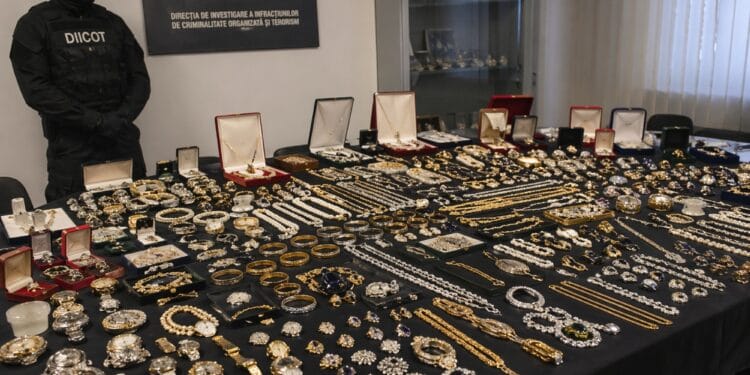 Bijuterii de 250.000 de euro, dispărute după o percheziție DIICOT! Semnătură falsificată, dar cazul s-a prescris