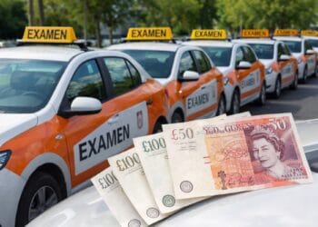 Mită la examenul auto! 400 de lire oferite polițistului pentru permis. Candidatul, trimis în judecată!